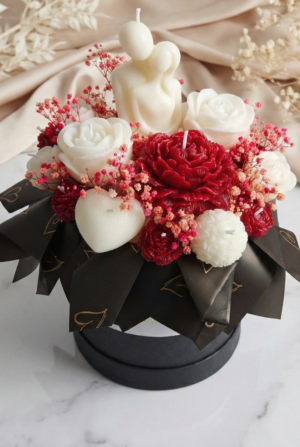 Romantik Çift Figürlü Kokulu Mum Buketi – Lüks Hediye Kutusu